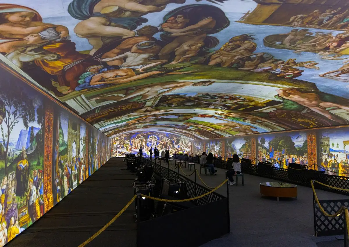 Detalle de los frescos de Miguel Ángel proyectados en la exhibición
