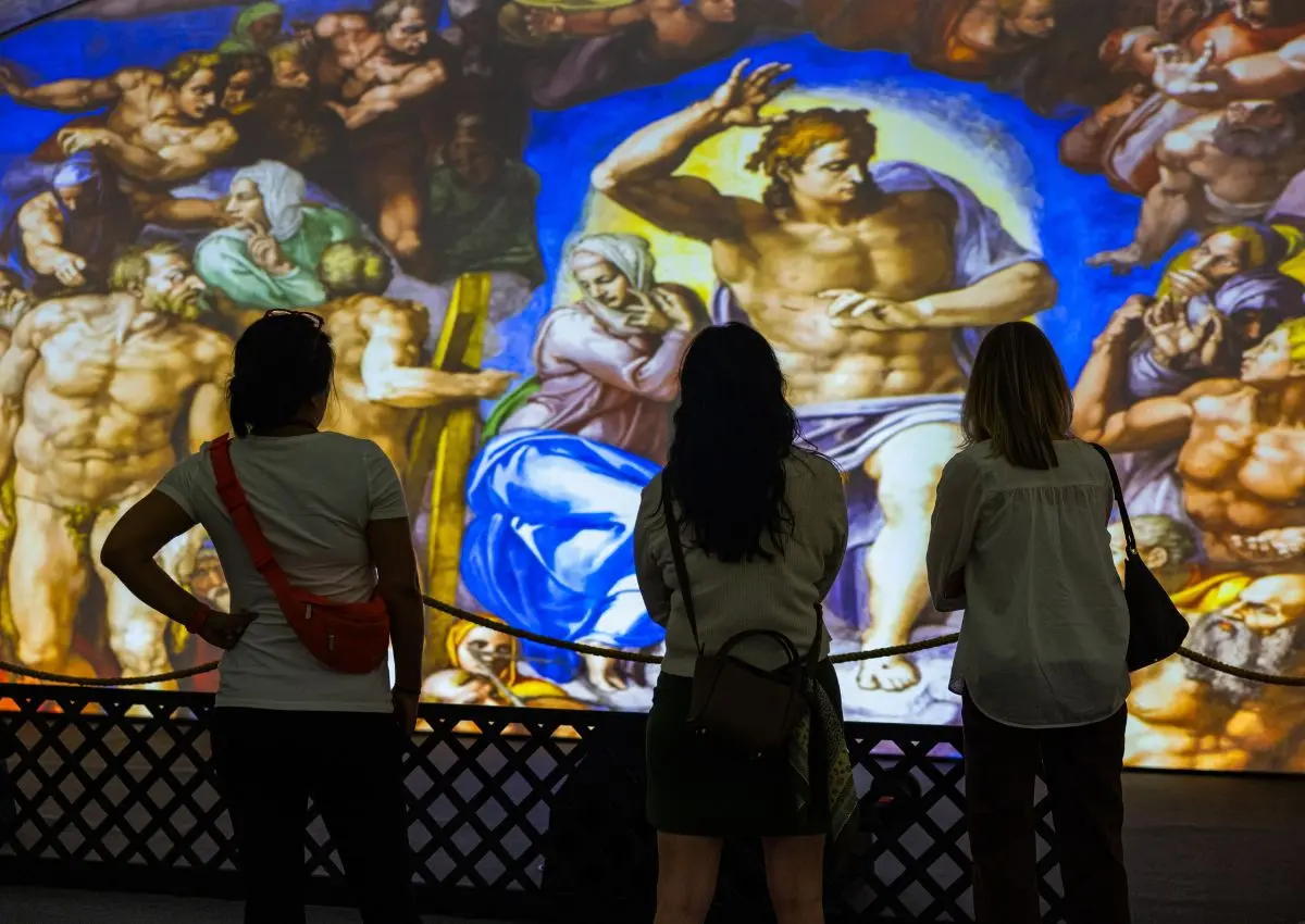 Visitantes disfrutando la experiencia inmersiva Capilla Sixtina