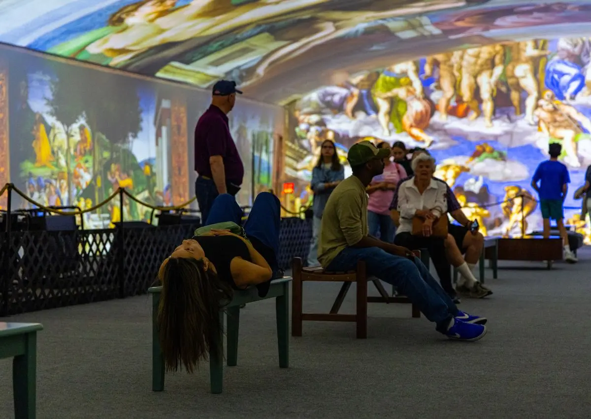 Detalle de las obras maestras del Renacimiento proyectadas en la exhibición